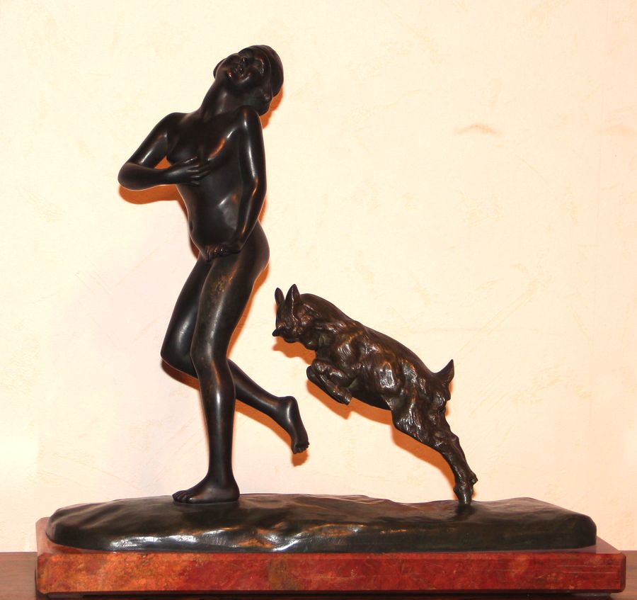 Скульптурная композиция «Девушка с козленком»